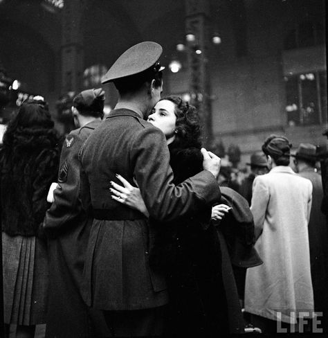 Farewell To Departing Troops At New York's Penn Station, April 1943 Klasik Hollywood, Couples Vintage, Vintage Foto's, Heartwarming Pictures, Penn Station, Alfred Eisenstaedt, Vintage Couples, Vintage Romance, American Soldiers