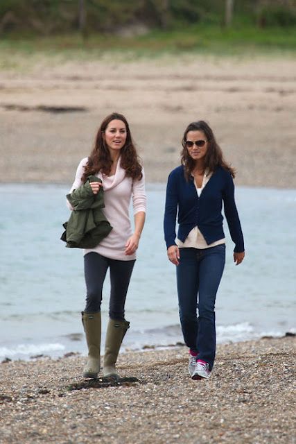 Kate walking on a beach on our lovely island of Anglesey Ducesa Kate, Style Kate Middleton, Duchesse Kate, Prince William Et Kate, Duchesse Catherine, Kate And Pippa, Middleton Family, Kate Middleton Photos, Princess Kate Middleton