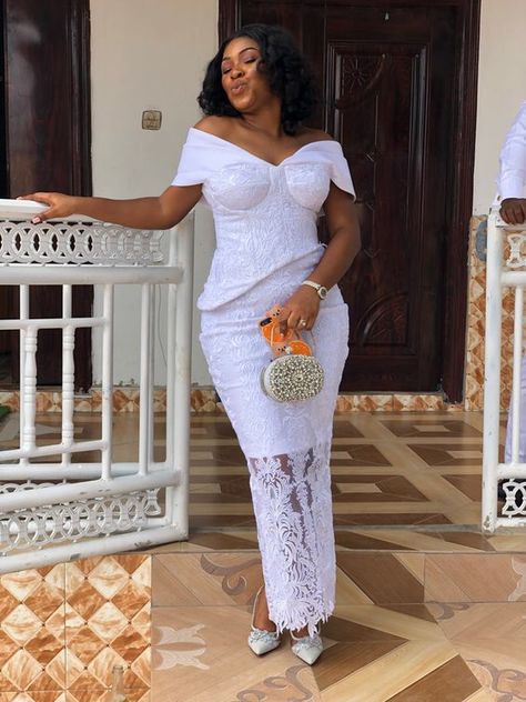 White Lace Styles For Ladies. - Gist94 White Lace Gown Styles, Lace Gown Styles For Wedding, White Lace Styles, Lace Styles For Ladies, Lace Dress Styles Ghana, Simple White Lace Dress, White Lace Outfit, Nigerian Wedding Dresses Traditional, Lace Dress Classy