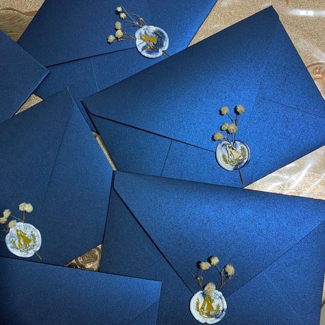 Royal Blue Wedding Invitation 💙 wax seal + dried flower Blue Envelope Aesthetic, Royal Blue Invitations, Gold Wedding Plates, Royal Wedding Aesthetic, Navy Blue Groomsmen, Blue Groomsmen Suits, Emerald Green Wedding Theme, Royal Blue Wedding Invitations, Invitation Wax Seal