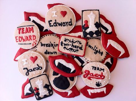 Despite the fact that there are fangs (which are non-Twilight universe compliant!) I still think these cookies are pretty cute. Twilight Cookies, Twilight Theme, Team Edward, Cute Cookies, Icing Cookies, The Twilight Saga, Royal Icing Cookies, Find Someone, Twilight Saga