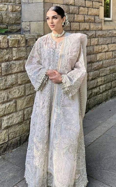 White Long Kameez, Walima Guest Outfit, Nikkah Guest Outfit, Desi Wedding Guest Outfit, Pakistani Wedding Guest Outfits, Desi White Nikkah Dress, Nikkah Dress Pakistani White, Ivory Pakistani Outfits, Red Bridal Lehenga Pakistani