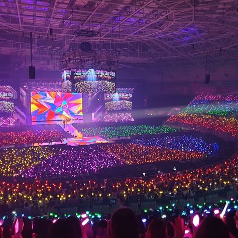 Concert Venue Design, Kpop Show, Concert Crowd, Concert Stage Design, Exo Concert, Kpop Concert, Dream Music, Anime Ninja, Concert Stage