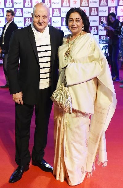 #Evergreen #kiran #kher with her husband #anupam #kher in #classic #offwhite #silk #saree. Kiran Kher Saree, Kirron Kher, Lovers Images, Anupam Kher, Bollywood Bridal, Classic Wear, Designer Blouses, Look Of The Day, Celebrity Look