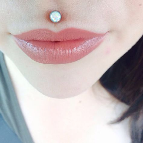 Everything you need to know about Medusa Piercings, including: Pain, Aftercare, Healing Times, Risks, Infections, Jewellery, Variations and Example Images. Medusa Piercing Aesthetic, Medusa Piercings, Piercing Medusa, Lips Piercing, Piercing Art, Upper Lip Piercing, Monroe Piercing, Mouth Lips, Monroe Piercings