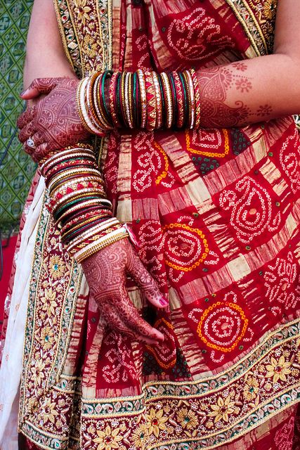 Gujarati Bride in traditional Bridal dress called "Panetar" and traditional real Ivory carved bangles called "haati daant no chudiyo" Gujarati Wedding, India Dress, Indian Bridal Fashion, Indian Bridal Outfits, Indian Clothes, Mehendi Designs, Bridal Saree, Indian Design, Bridal Outfits