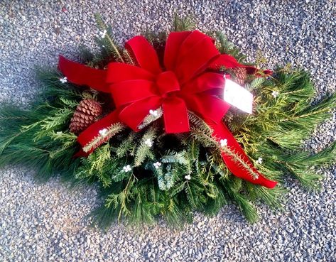 Grave Pillows Christmas Diy, Christmas Grave Blankets, Grave Pillows, Diy Grave Blankets, Gravestone Flowers, Cemetary Ideas, Cemetery Wreaths, Grave Design, Graveside Decorations