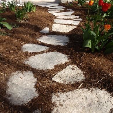 When it comes to garden paths, the possibilities are endless. Here are sixteen examples to help you get inspired. Stepping Stones In Mulch, Farmhouse Walkway, Mulch Walkway, Yard Path, Stepping Stone Pathway, Stone Walkways, Stone Paths, Flagstone Walkway, Walkway Landscaping