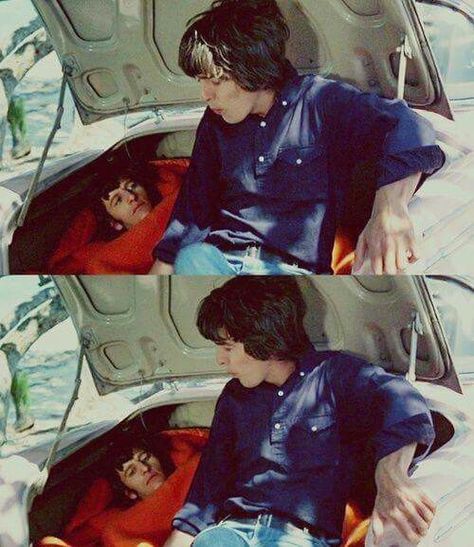 Ringo Starr and George Harrison in the Beatles movie Help! 1964 Beatles Movie, Beatles Funny, The Beatles Help, John Lennon Paul Mccartney, Beatles Fans, Beatles John, The Fab Four, Eyes Closed, Yellow Submarine