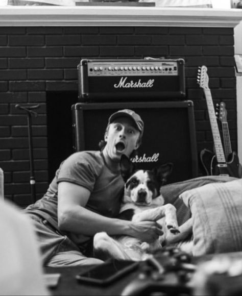 But look at his arm look how big it is and then look how cute the dog is Rafe Cameron, Rudy Pankow, Drew Starkey, The Pogues, Hottest Guy Ever, Foto Ideas Instagram, Black And White Aesthetic, Dylan O'brien