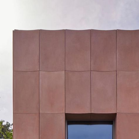 designboom magazine on Instagram: "fluted, pink concrete tiles wrap this ‘seosaeng house’ in #korea by @studioweave. the #house is perched atop a coastal cliff, its pink #facade basking in the early morning sunlight from the east. images by kyung roh find out more on #designboom! #southkorea #korean #design #interiordesign" Fluted Concrete, Precast Concrete Facade, Pink Concrete, Concrete Wall Design, Earth Texture, Smooth Concrete, Cladding Design, Aluminium Cladding, Concrete Panel