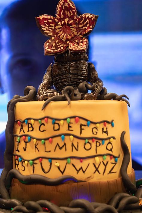 Stranger Things Cake Demogorgon Cake, Stranger Things Cake, Stranger Things Halloween Party, Stranger Things Demogorgon, Stranger Things Theme, 14th Birthday Cakes, Harry Potter Birthday Cake, Stranger Things Halloween, Daisy Wallpaper