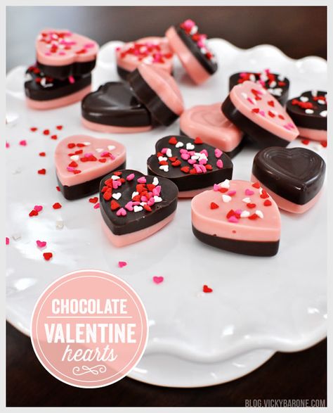 We have another treat that uses our silicone heart mold! These chocolate hearts are easy to make and look like they came out of a chocolate shop! We loved the look of these two-toned chocolate hear... Silicone Molds Recipes, Chocolate San Valentin, Chocolate Valentine, Heart Sprinkles, Diy Chocolate, Edible Crafts, Gateaux Cake, Valentine Hearts, Valentine Chocolate