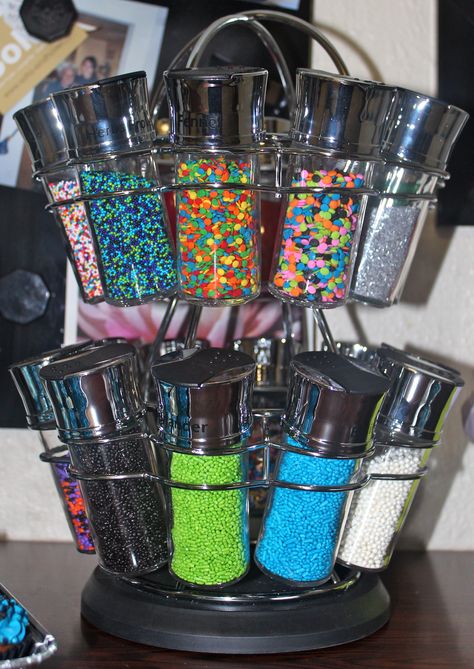 Sprinkle rack!  Instead a of a spice rack Flour Container Ideas, Sprinkle Organization, Baking Organization Ideas, Baking Supplies Organization, Baking Room, Cupcake Topping, Baking Organization, Baking Storage, Baking Station