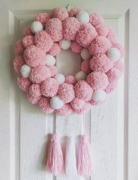 Baby pink and white pom pom wreath with 3 tassels. Wool Decoration Diy, Diy Pom Pom Decor, Pom Pom Wreath Ideas, Pompon Wreath, Diy Pom Pom Wreath, How To Make A Pom Pom Wreath, Pom Pom Mirror, Pom Pom Christmas, Pom Pom Christmas Decorations