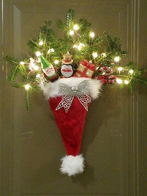 Santa Hat Door Decoration, Christmas Interior Door Decorations, Santa Hat Wreath Diy, Santa Hat Decorating Ideas, Christmas Door Decorating, Green And Gold Christmas, Kitchen Organizing Ideas, Front Door Hanging, Dekoratívne Vence