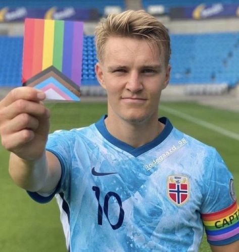 this is the funniest image ever oh my god Martin Odegaard, Martin Ødegaard, Gay Flag, Football Memes, Football Funny, Oh My God, North London, Inside Jokes, My God