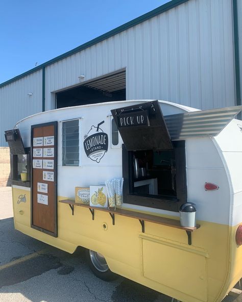 Best lemonade ever✨ Vintage Trailer Food Truck, Lemonade Stand Trailer, Lemonade Food Truck Ideas, Lemonade Vendor Booth, Lemonade Trailer Ideas, Mobile Lemonade Stand, Lemonade Trailer Food Truck, Horse Trailer Lemonade Stand, Mobile Lemonade Trailer