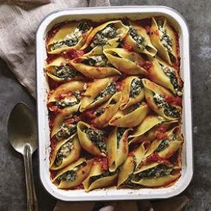 In this healthy stuffed shells recipe, tons of dark leafy chard replaces some of the cheese. Spinach Pasta Bake, Stuffed Pasta, Recipes Vegetables, Pasta Shells, Baked Pasta Recipes, Stuffed Shells Recipe, Vegetarian Entrees, Spinach Pasta, Healthy Comfort Food