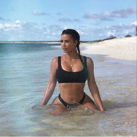 Summer Poses, Kim K Style, Shotting Photo, Kim Kardashian Style, Kardashian Kollection, Beach Pictures Poses, Beach Photography Poses, Foto Poses, Kim K