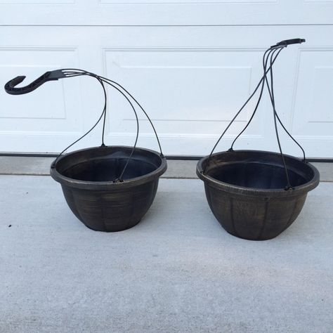 Hanging Planters Outdoor, Plastic Hanging Planters, Plastic Hanging Baskets, Diy Hanging Planter, Diy Plant Hanger, Plastic Planters, Diy Hanging, Hanging Pots, Hanging Planter