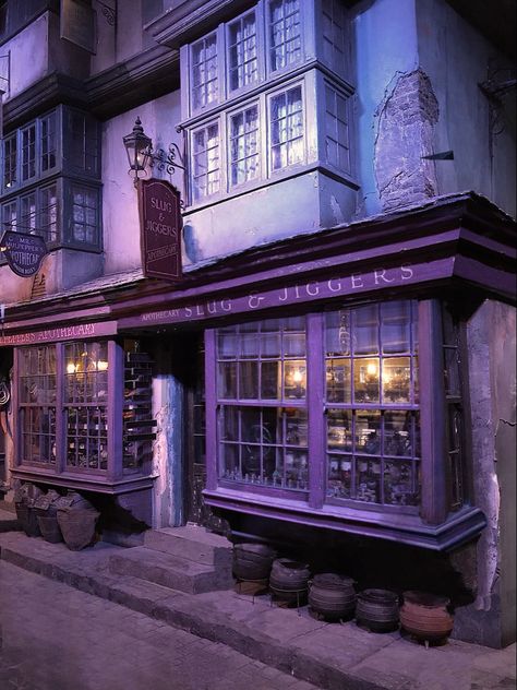 Harry Potter Shop London, Diagon Alley Shops, Harry Potter Diagon Alley, Victorian Street, Harry Potter Miniatures, Potter Studio, Shop Exterior, Harry Potter Studios, Storybook Homes