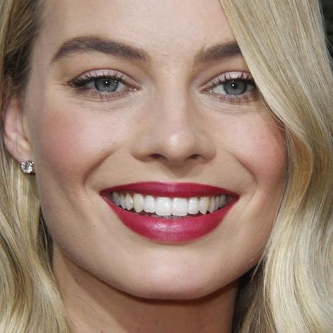 Margot Robbie - how Light Summers might do a bright red lip. Go raspberry, not classic red. Celebrities With Veneers, Celebrity Smiles Teeth, Margot Robbie Red Lips, Gigi Hadid Red Lips, Margot Robbie Makeup, Celebrity Teeth, Perfect Smile Teeth Porcelain Veneers, Teeth Aesthetic, Veneers Teeth