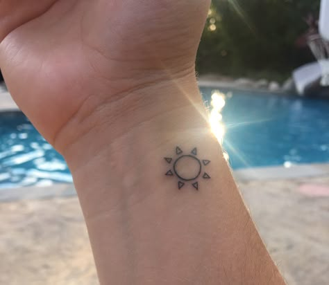 Sun Tattoo Small Sun Tattoos, Tiny Sun Tattoo, Tattoo Sonne, Sun And Moon Tattoo, Tattoos Infinity, Shape Tattoo, Muster Tattoos, Small Girl Tattoos, Tattoos Geometric