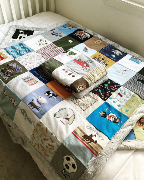 Onesie Quilt, Digital Memory Book, Upcycling Clothes Diy, Baby Memory Quilt, Baby Clothes Blanket, Patchwork Baby Blanket, Neutral Quilt, Baby Clothes Quilt, Baby Onsie