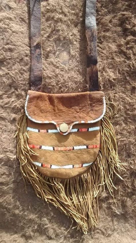 Possibles Bag Mountain Man, Mountain Man Clothing, Possibles Bag, Mountain Man Rendezvous, Shooting Bags, Leather Working Projects, Animal Taxidermy, Quill Work, Leather Pouches