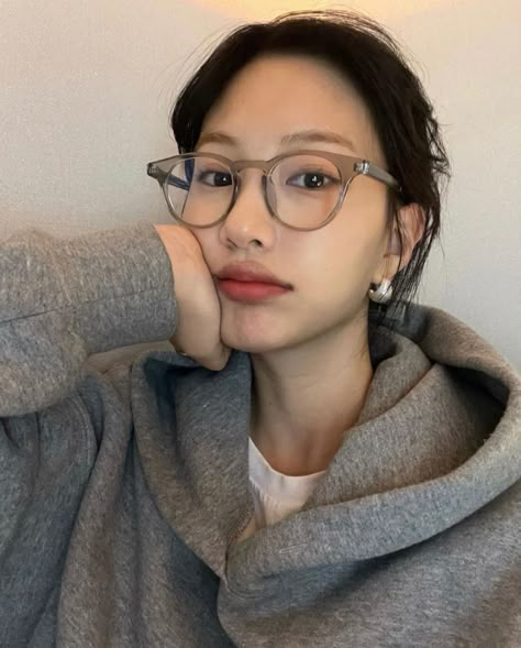 Ulzzang Glasses, Glasses Pose, Asian Glasses, Korean Sunglasses, Korean Glasses, Cute Glasses Frames, Glasses Outfit, Glasses Inspo, Glasses Ideas