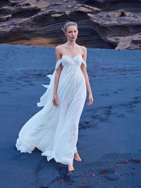 Incredible Wedding Dresses for 2018! GALA: Collection No. 5 Wedding Beach Dress, Greek Wedding Dresses, Simple Elegant Wedding Dress, Galia Lahav Wedding Dress, Empire Wedding Dress, Simple Elegant Wedding, Shotting Photo, 사진 촬영 포즈, Galia Lahav