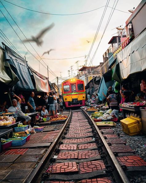 Maeklong Railway Market Bangkok Tourist, Thailand Pictures, Bangkok Shopping, Thailand Travel Destinations, Thailand Adventure, Bangkok Hotel, Bangkok Travel, Visit Thailand, Outdoor Market