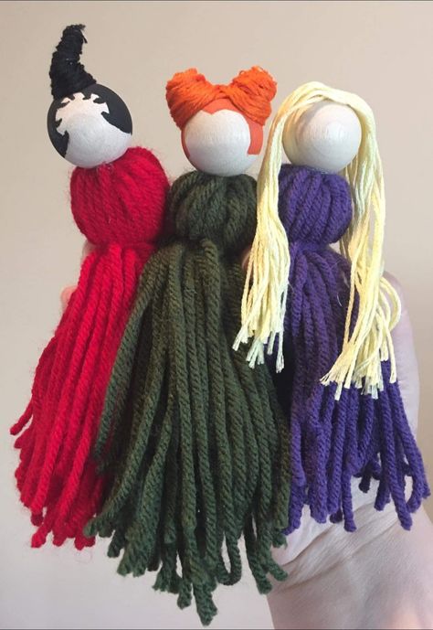 Hocus Pocus Yarn Dolls Diy, Hocus Pocus Dolls Diy, Yarn Halloween Decorations, Macrame Portrait, Yarn Halloween, Diy Christmas Angel Ornaments, Halloween Yard Art, Fall Decor Diy Crafts, Pagan Crafts