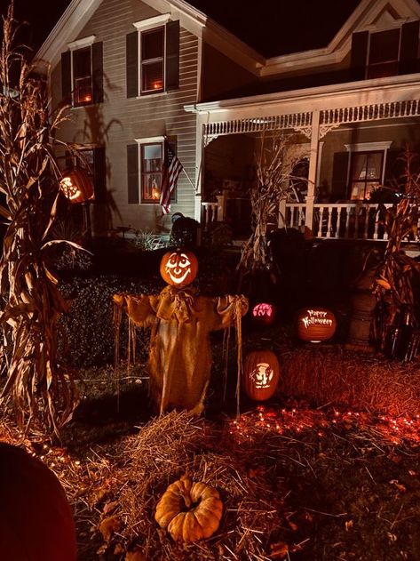 1990s Halloween Aesthetic, Halloween Nastolgia, Halloween Decorated Houses Outside, Halloween In The 90s, Tvd Fall Aesthetic, Nostalgic Halloween Aesthetic, Halloween Aesthetic House, Nostalgic Halloween Decor, Halloween Season Aesthetic