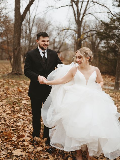 Kindred North Winter Wedding in Bentonville Arkansas. Candle light romantic ceremony outside. Modern wedding dress from She Said Yes in Rogers. First look and bride and groom gift exchange. Photography by Arkansas Wedding Photographer Miles Witt Boyer. Maroon Bells Elopement, Arkansas Wedding Venues Outdoor, Kindred North Arkansas, Arkansas Wedding Venues, Mt Magazine Arkansas Wedding, Bentonville Arkansas, Forrest City Arkansas, Arkansas Wedding, Wedding Themes Winter