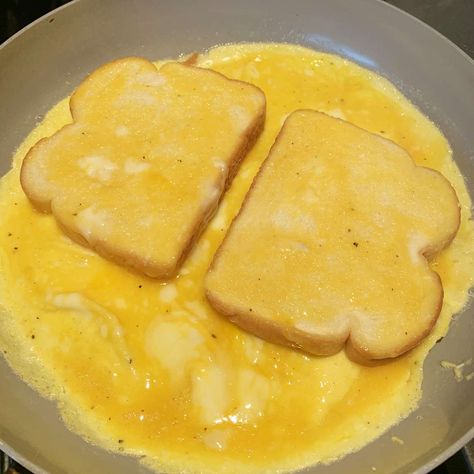 This 'bread omelet' is the most genius way of making an egg sandwich French Toast Egg Sandwich, Egg Toast Sandwich, Egg Sandwich Recipe, Diy Foods, Breakfast Sandwich Recipes, Eggplant Recipe, Eggs Breakfast, Breakfast Casseroles, Omelette Recipe