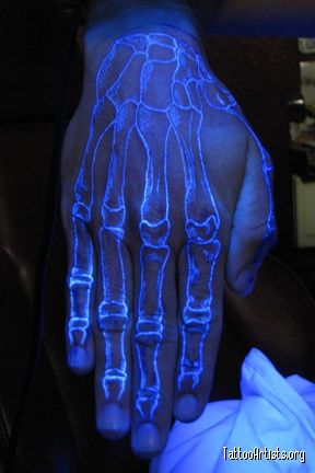 UV tattoo. It only shows up under a black light! I always drew my skeleton on my hand like this in class. Uv Reactive Tattoos, Black Light Skeleton Makeup, Uv Lightning Tattoo, Lighting Hand Tattoo, Light Up Tattoo, Uv Tattoo Ideas, Blacklight Tattoo, Uv Ink Tattoos, Blacklight Paint