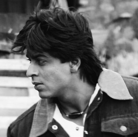 Srk In Ddlj, Srk Black And White, Srk 90s, Shahrukh Khan And Kajol, Shah Rukh Khan Movies, Srk Movies, Famous Dialogues, Peaky Blinders Characters, 90s Bollywood Aesthetic