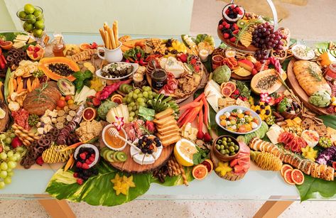 Tropical grazing table Grazing Platter Ideas, Salmon Platter, Fruit Buffet, Bagel Bar, Tables Decorations, Tropical Food, Party Spread, Food Buffet, Party Food Buffet