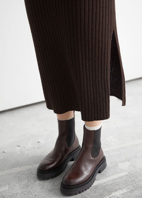 Ribbed Midi Knit Dress - Dark Brown - Midi dresses - & Other Stories WW Chunky Brown Boots Outfit, Chunky Brown Boots, Chunky Boots Outfit, Brown Boots Outfit, Midi Knit Dress, Chelsea Boots Outfit, Rain Boots Fashion, Chunky Chelsea Boots, Brown Midi Dress