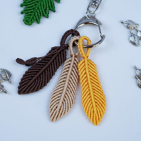 Macrame Feather Tutorial, Macrame Bird, Macrame Keychain Diy, Macrame Beginner, Keychain Diy Easy, Feather Macrame, Macrame For Beginners, Macrame Feather Wall Hanging, Paracord Projects Diy