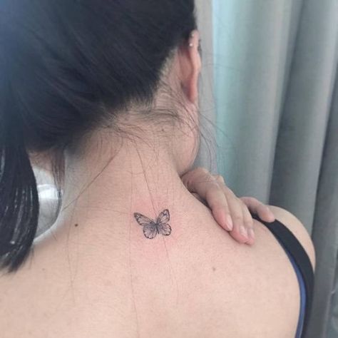 Back Of The Neck Butterfly Tattoos, Back Of Neck Butterfly Tattoo, Butterfly Tattoo Back Of Neck, Tattoo Papillon, Butterfly Neck Tattoo, Butterfly Back Tattoo, Petit Tattoo, Chic Tattoo, Small Butterfly Tattoo