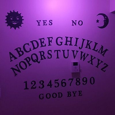 Halloween Wall Ideas, Halloween Decoration Aesthetic, Halloween Selfie Wall, Witches Decor Halloween, Big Halloween Decorations, Purple Spooky Aesthetic, Ouija Decor, Ansel Briarcliff, Spooky Room Aesthetic