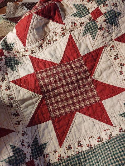 Roscoe Quilt Pattern, Red Plaid Quilt, Patchwork Quilts Aesthetic, Quilt With Embroidered Blocks, Quilts With Embroidered Blocks, Red Quilts Ideas, Crochet Quilt Squares, Moody Quilt, Quilt Star Blocks