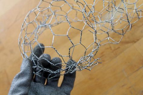 Chicken Wire Sculpture Diy, Wire Ghosts, Sculptures Sur Fil, Chicken Wire Sculpture, Chicken Wire Art, Chicken Wire Crafts, Outdoor Metal Art, Wire Projects, Wire Sculptures