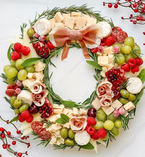 Xmas Charcuterie, Christmas Charcuterie Boards, Christmas Charcuterie Board, Christmas Charcuterie, Charcuterie Ideas, Snack Platter, Christmas Food Ideas, Christmas Fruit, Charcuterie Inspiration