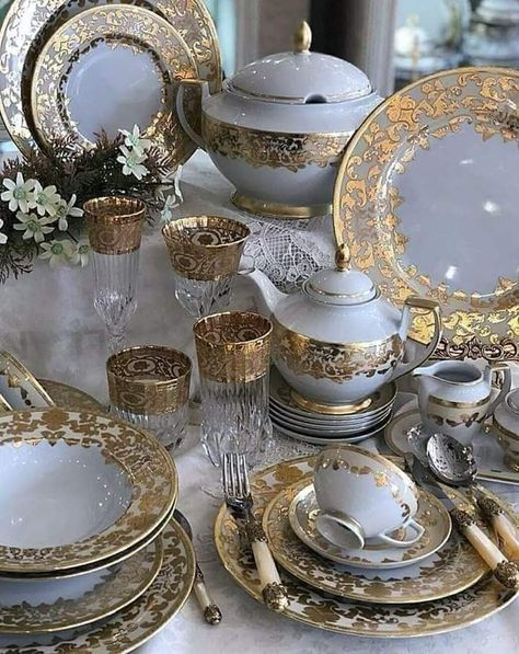 Crockery Design, Golden Tea, Fine China Dinnerware, Fine Dinnerware, Purple Kitchen, Luxury Tableware, Antique Dishes, China Dishes, Luxury Dinnerware