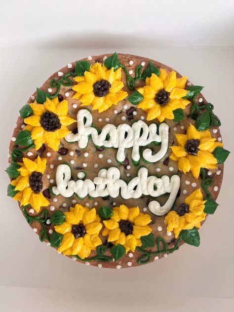 Spring Cookie Cake, Flower Cake Aesthetic, Cookie Cake Ideas, Sunflowers Birthday, Birthday Cookie Cake, Sunflower Birthday Cakes, Piping Buttercream, Cake Summer, Sunflower Cookies