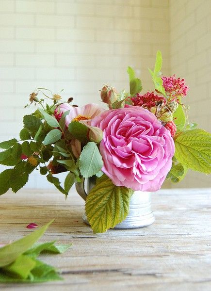 Flower arrangement Summer Flower Arrangements, Fall Flower Arrangements, Emily Henderson, Colorful Roses, Bouquet Arrangements, Beautiful Flower Arrangements, Deco Floral, Simple Flowers, Beautiful Blooms